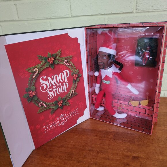 Snoop Dogg On The Stoop A Hood Tradition Volume 3 Christmas Holiday Decor NEW T4 - Picture 1 of 6
